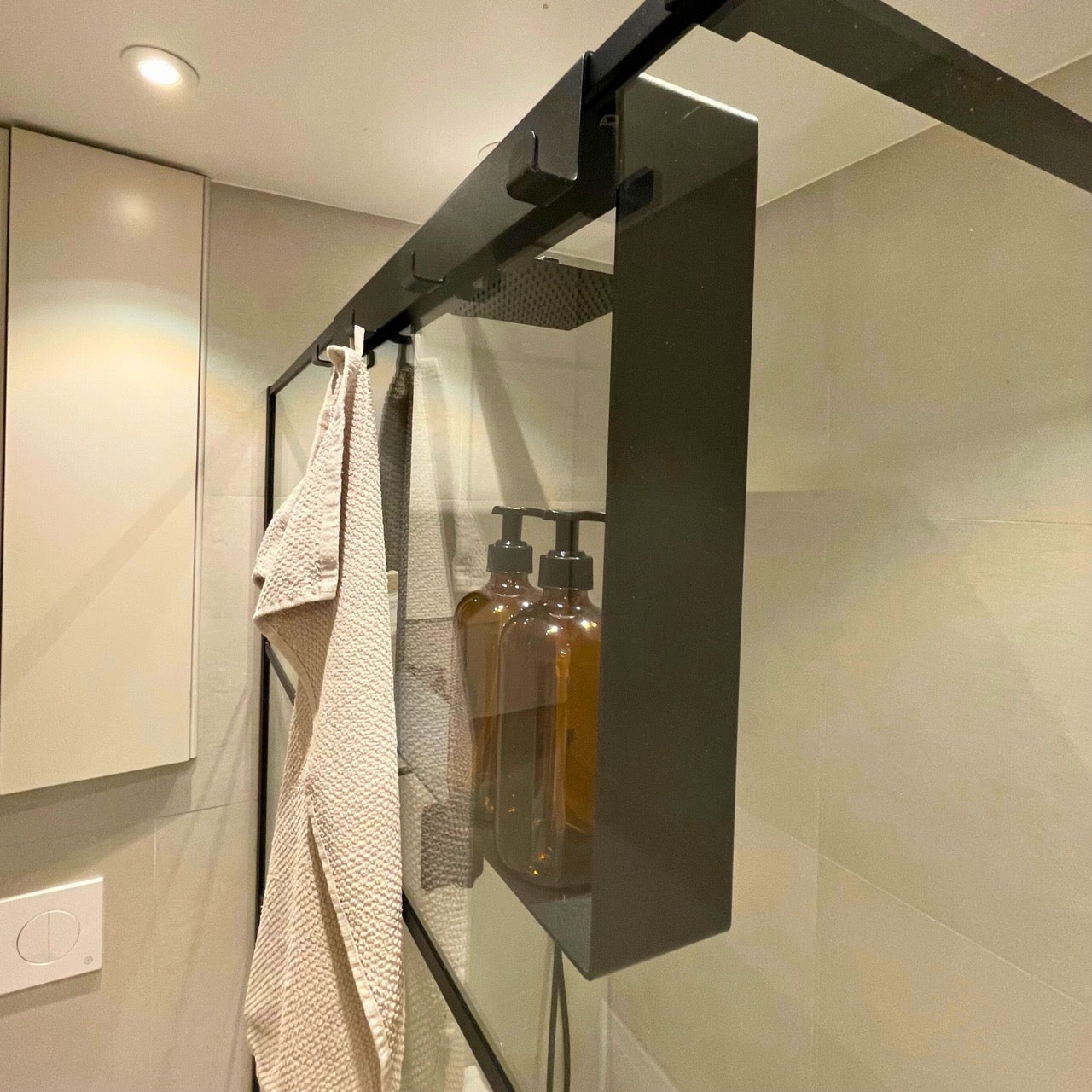 Keuco 24952370000 Mensola Per Doccia, Da Appendere, Con Fessura Per Il Drenaggio Acqua E Gancio Integrato Colore Nero Finitura Opaco Keuco 24952370000 Mensola Per Doccia, Da Appendere, Con Fessura Per Il Drenaggio Acqua E Gancio Integrato Colore Nero Finitura Opaco